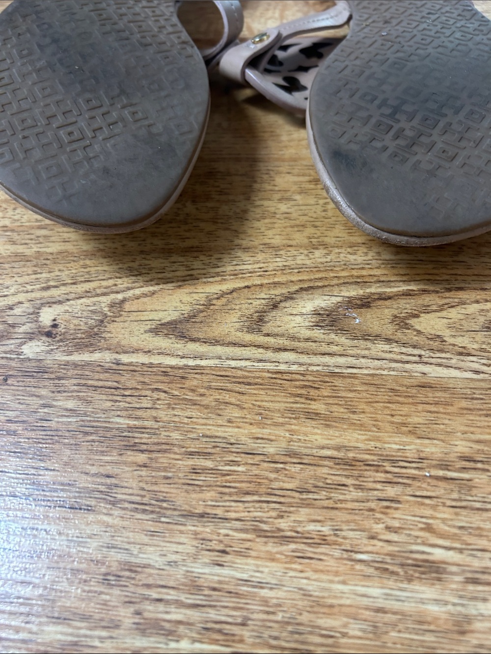 Tory Burch Nude/Taupe Leather Logo Thong Sandals. Size 8 - Picture 5 of 6